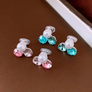 Eleganti orecchini a clip con perle e strass colorati per orecchie non forate, set di quattro.