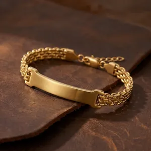 Detailansicht eines gebürsteten goldfarbenen Titanstahl-Armbands auf braunem Lederhintergrund