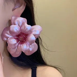 Detailansicht eines großen metallisch-rosa Blumenohrrings mit edlem Perlmuttglanz