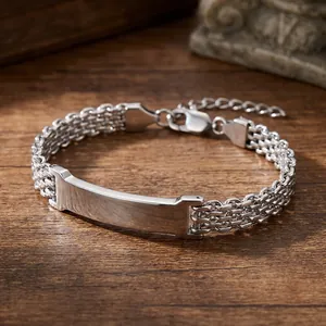 Detailansicht eines Edelstahl-Gliederarmbands mit einer gravierbaren Silberplatte.