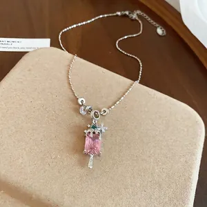 Élégant collier avec pendentif crème glacée en zircon rose et détails floraux délicats.