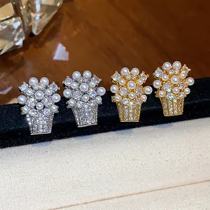Dettaglio orecchini a cesto di fiori placcati oro 18k con perle e zirconi brillanti