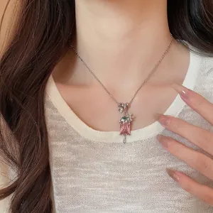 Élégant collier avec pendentif glace rose et zircons scintillants sur chaîne à billes argentée