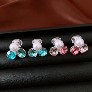 Dettaglio di alta qualità di eleganti clip per orecchie con perle e cristalli per lobi non forati.
