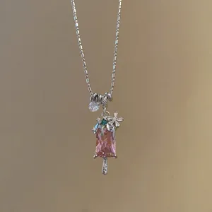Collier pendentif d'été en forme d'esquimau avec zircon rose et détails floraux