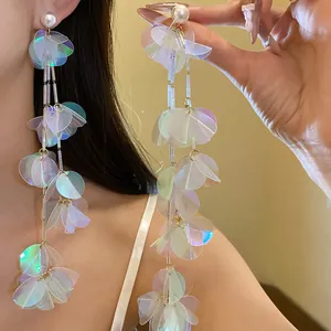 Orecchini a nappine in petali di conchiglia iridescente con perle e aghi in argento