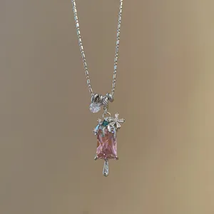 Détail macro du pendentif popsicle en zircon rose avec un motif floral très élégant
