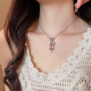 Détail du collier pendentif glace en zircon rose sur un mannequin en haut crochet