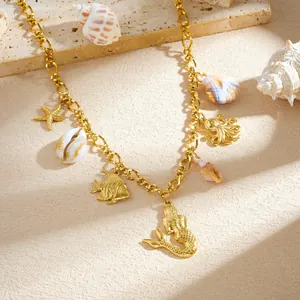 Détail d'un collier raffiné en acier inoxydable doré avec des charms sur le thème marin