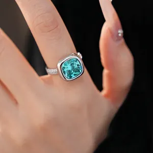 Elegante anello di lusso con zircone quadrato verde acqua e fascia pavé in argento
