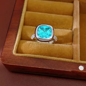 Anello in zircone verde quadrato con fascia argentata in scatola di legno
