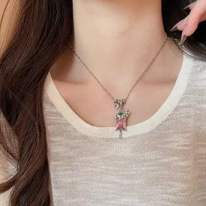 Vue détaillée d'un collier avec pendentif glace en zircon rose sur le cou d'un mannequin.