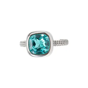 Elegante anello in argento con un grande zircone verde taglio cushion e pavé laterale.