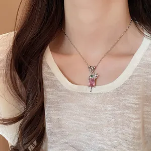 Vue détaillée du collier pendentif glace d'été avec zircon rose porté par un modèle