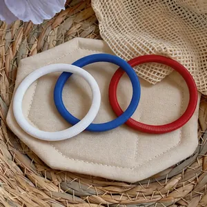 Lot de trois bracelets chaîne à ressort colorés en rouge, blanc et bleu