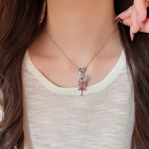 Détail d'un collier avec pendentif glace rose et fleur en zircon sur le cou