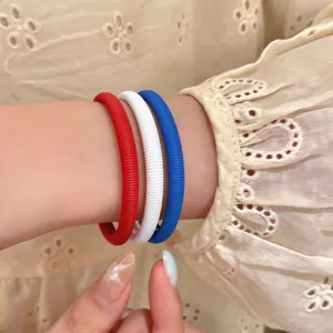 Ensemble de bracelets à ressort minimaliste rouge blanc et bleu porté au poignet