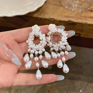 Eleganti Orecchini a Pendente con Fiori Bianchi e Nappine per Donna Orecchini Floreali di Lusso in Resina con Perla Artificiale e Perno in Argento Sterling 925