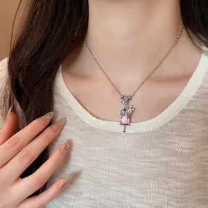 Gros plan du collier délicat avec pendentif glace rose en zircon sur un mannequin