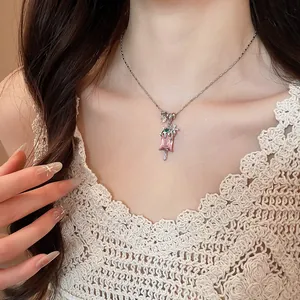 Détail d'un collier avec pendentif glace rose et fleur en zircon sur mannequin