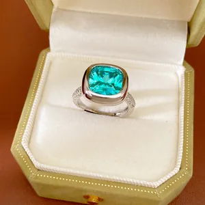 Primo piano macro di un grande anello in zircone turchese in una scatola regalo di velluto