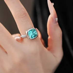 Dettaglio macro di anello con zircone turchese e fascia pavé in argento lucido