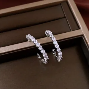 Eleganti orecchini a cerchio a C in zircone in argento per donna con tocco di lusso