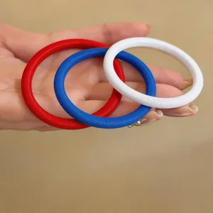 Détail rapproché de bracelets à maillons à ressort minimalistes en rouge, bleu et blanc