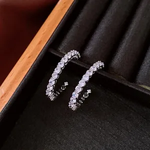 Orecchini a cerchio a C in argento con zirconi cubici scintillanti per un look di lusso