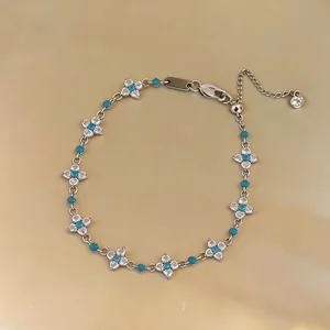 Elegante bracciale a fiore in argento con zirconi luccicanti e accenti blu turchese