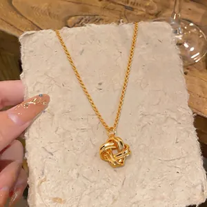 Collier vintage style français avec pendentif fleur nœud tourbillon doré chic