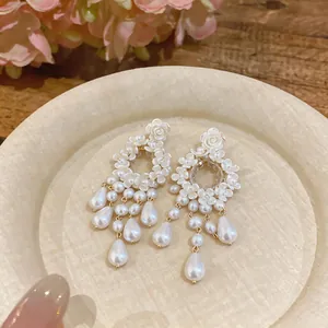 Vista dettagliata di eleganti orecchini pendenti con fiori e nappe di perle in stile francese