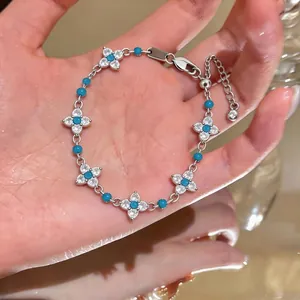 Elegante bracciale regolabile con ciondoli a fiore in zircone e accenti turchesi