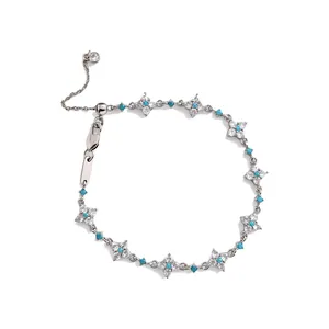 Elegante bracciale in zircone color argento con fiori, accenti turchesi e regolabile.