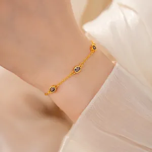 Elegantes, minimalistisches Goldarmband mit violetten ovalen Edelsteinen am Handgelenk