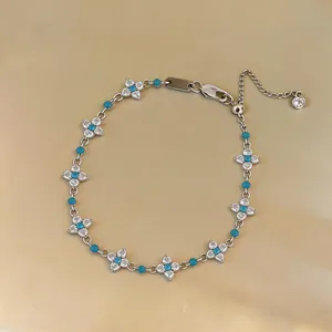 Elegante bracciale a fiori d'argento con turchese e pietre di zircone scintillanti