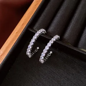 Dettaglio orecchini a C in argento con brillanti pietre di zirconia cubica