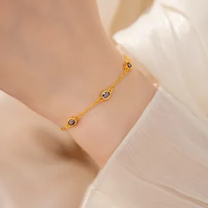 Nahaufnahme eines eleganten Goldarmbandes mit minimalistischen lila Edelsteinen