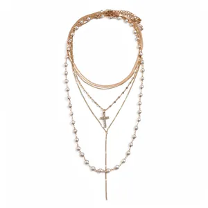 Set di 5 collane a strati color oro con perle sintetiche e ciondolo a croce con strass