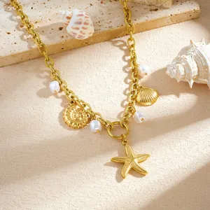 Vue détaillée d'un collier doré avec pendentifs étoile de mer et perles