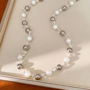 Elegante collana di perle d'argento e cristalli trasparenti in una scatola per gioielli crema
