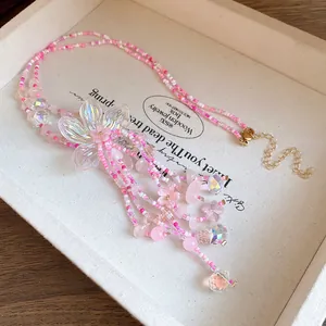 Primo piano dettagliato di una collana di perle a fiore rosa con petali iridescenti