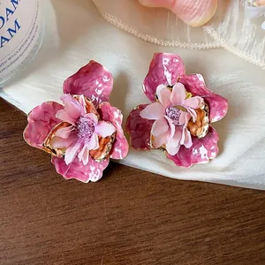 Orecchini a perno a forma di fiore in smalto rosa e tessuto con eleganti accenti dorati