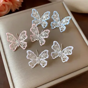 Eleganti orecchini a lobo a farfalla traforati con smalto colorato e accenti di zircone