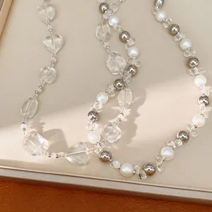 Dettaglio ravvicinato di una collana di cristallo con accenti a cuore e perline