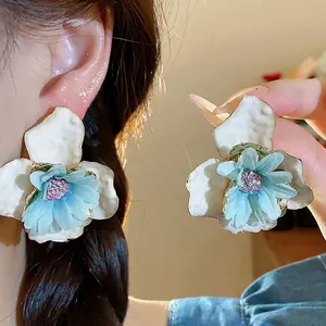 Orecchini a perno con fiori di stoffa eleganti e finitura smaltata stile estivo