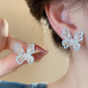 Eleganti orecchini a perno a farfalla smaltata blu chiaro con zircone e argento