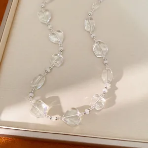 Vista dettagliata di perle di cristallo sfaccettate a forma di cuore su una collana chic