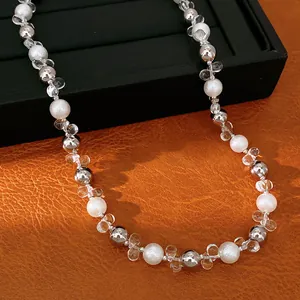 Vista dettagliata della collana di perle di cristallo di lusso con perle argento e bianche.