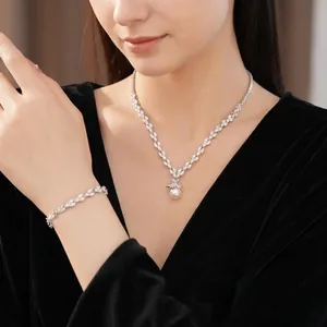 Élégant ensemble de collier et bracelet en zircon et perle argenté porté par modèle